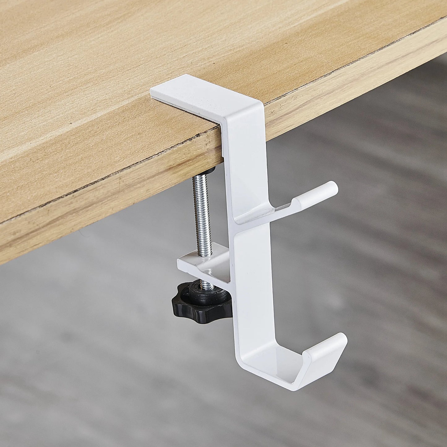 Gancho Ajustável – Mais espaço e praticidade na sua mesa.