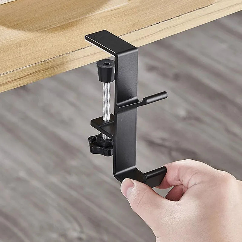 Gancho Ajustável – Mais espaço e praticidade na sua mesa.